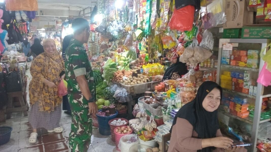 Tim Koramil 03/Maritengngae Cek Harga dan Stok Sembako di Pasar Pangkajene