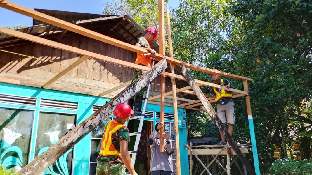 Pemasangan Rangka Teras Ibu Wahida Memperkuat RTLH