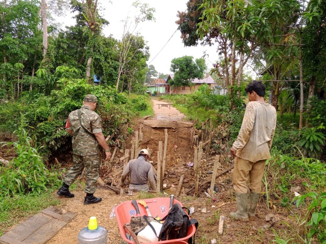 Koramil Tewah Bergotong Royong dalam Pembongkaran Jembatan