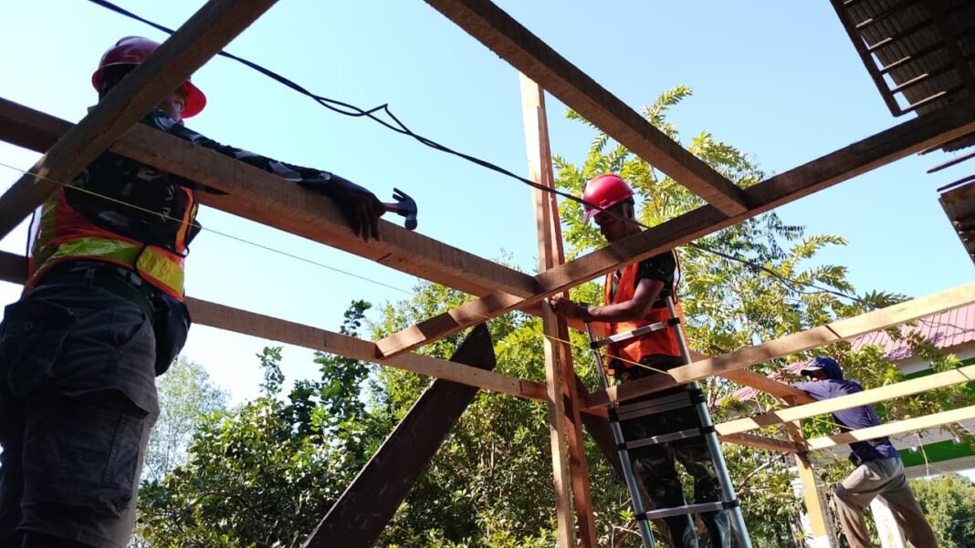 Pemasangan Kuda-Kuda Teras Menandai Tahap Baru Renovasi RTLH Ibu Wahida