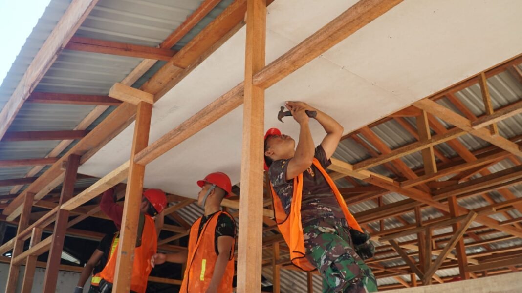 TMMD Ke-129: Pemasangan Plafon RTLH Bapak Walianto Berjalan Lancar