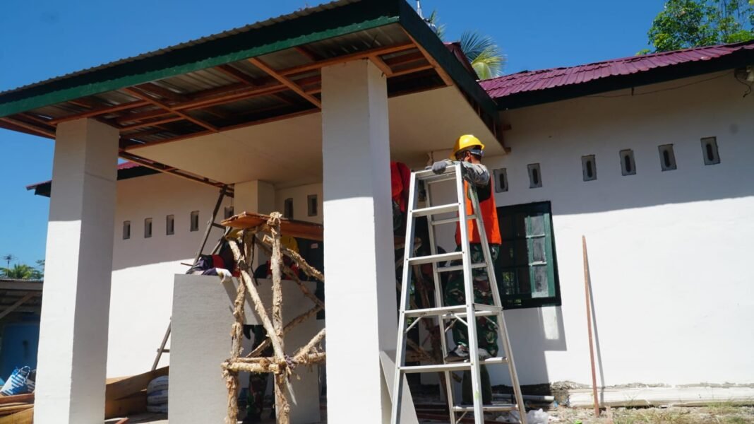Pemasangan Plafon Teras di Musholla Darul Iman oleh Satgas TMMD Ke-129