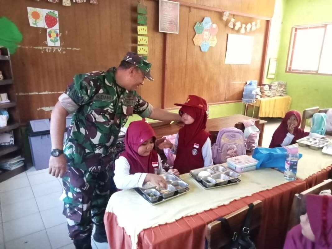 Babinsa Kodim 1420/Sidrap Ambil Bagian dalam Pembagian Makan Bergizi Gratis