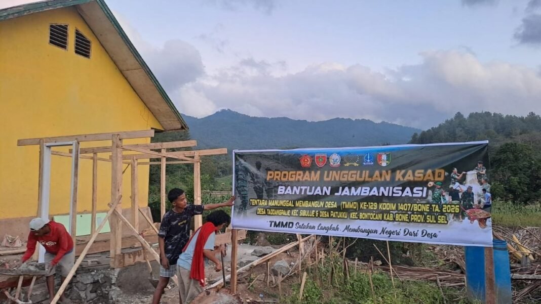 Peningkatan Sanitasi Melalui Jambanisasi oleh Satgas TMMD Ke-129 di Desa Langi