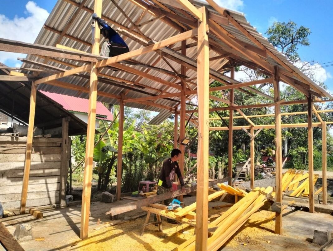 Pemasangan Atap RTLH: Upaya Satgas TMMD Ke-129 di Bone