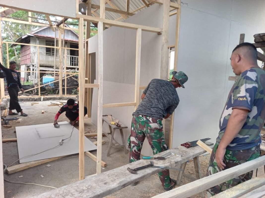 Kegiatan Rehabilitasi RTLH Ibu Rosmina di Bone oleh TNI