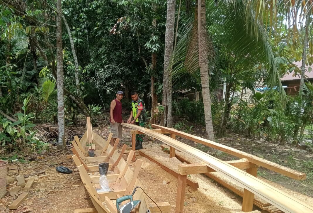 Babinsa Dialog dengan Pengrajin Perahu, Memperkuat Ikatan dengan Warga