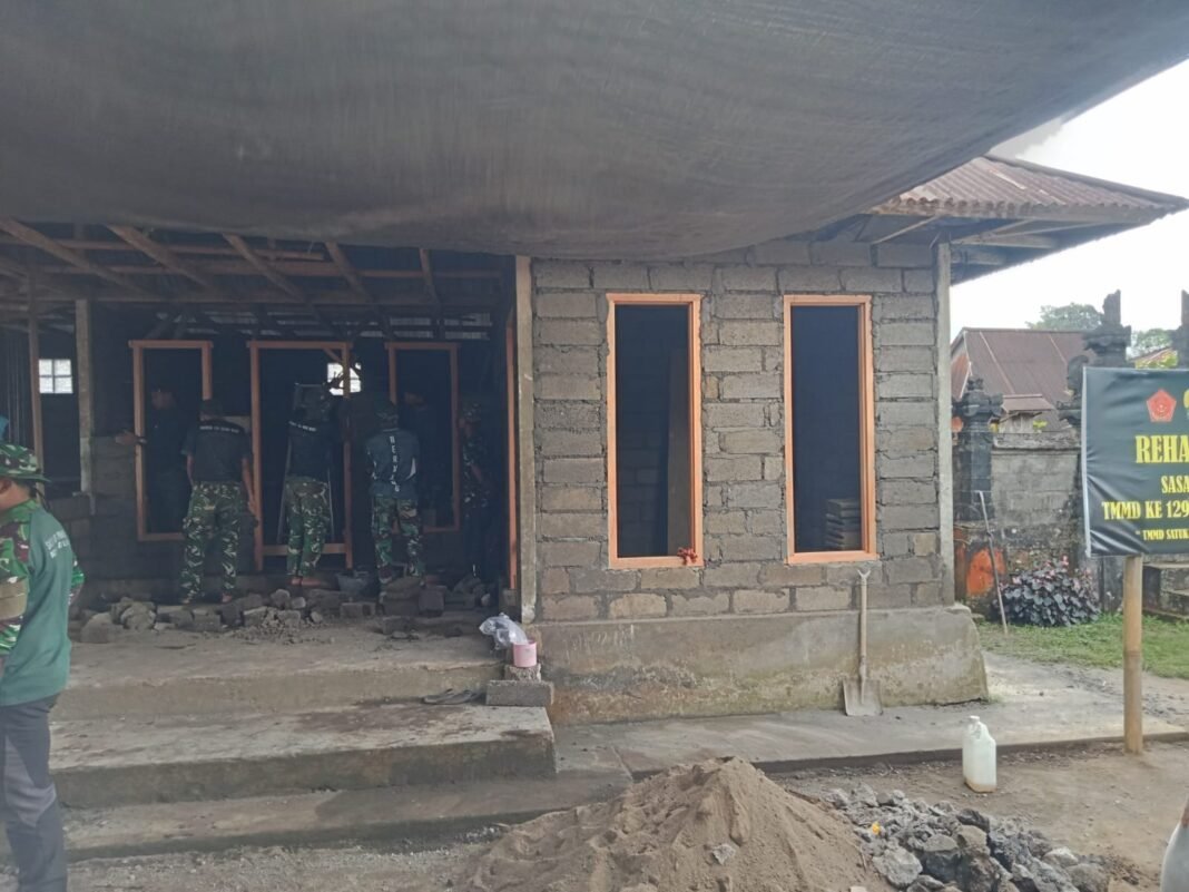 Rehabilitasi Rumah Wayan Paste: Penguatan Kerja Sama antara TNI dan Warga