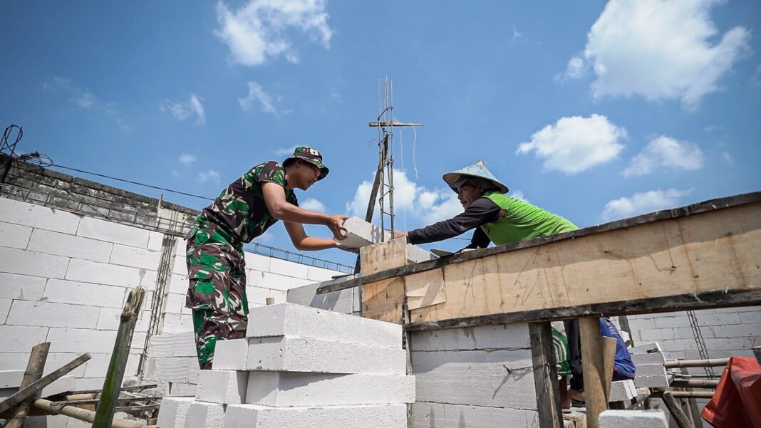 Akselerasi Pembangunan Rutilahu di Desa Tlemang oleh Satgas TMMD 129