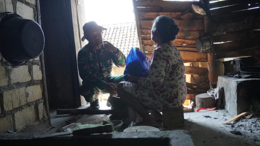 Kegiatan Sosial Satgas TMMD Ke-129 untuk Dukungan Lansia