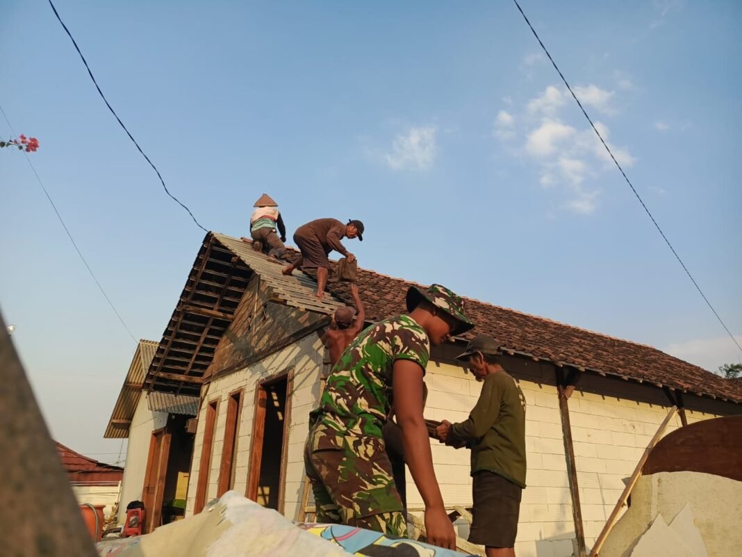 Proyek Renovasi Rumah Ibu Kemi Perkuat Gotong Royong antara Satgas TMMD dan Warga
