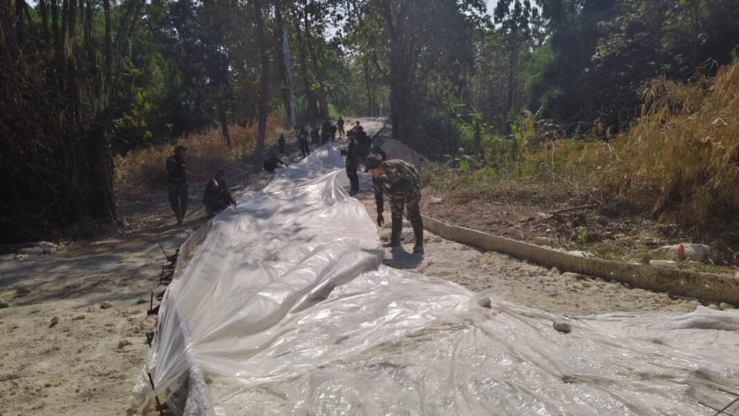 Pemasangan Plastik Alas Cor pada TMMD Ke-129: Upaya Meningkatkan Kualitas Konstruksi