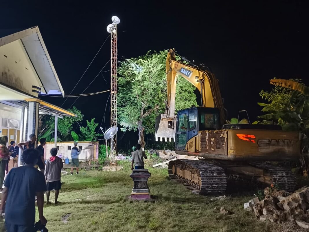Energi Positif Warga Umbele dalam Kegiatan TMMD Malam Hari