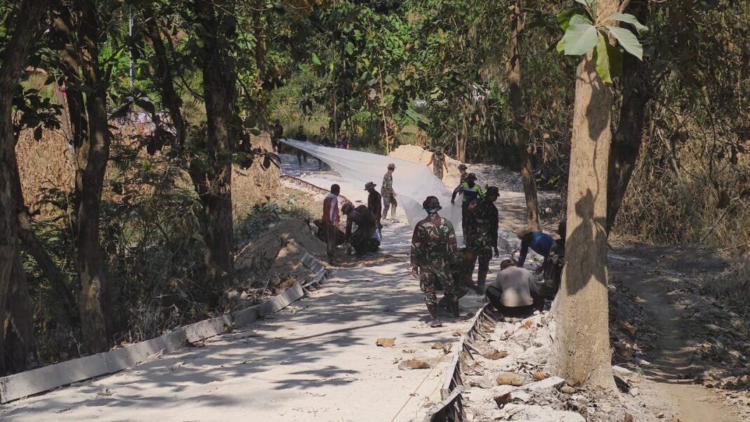 Penyelesaian Jalan Desa Tlemang Melalui Gotong Royong TMMD