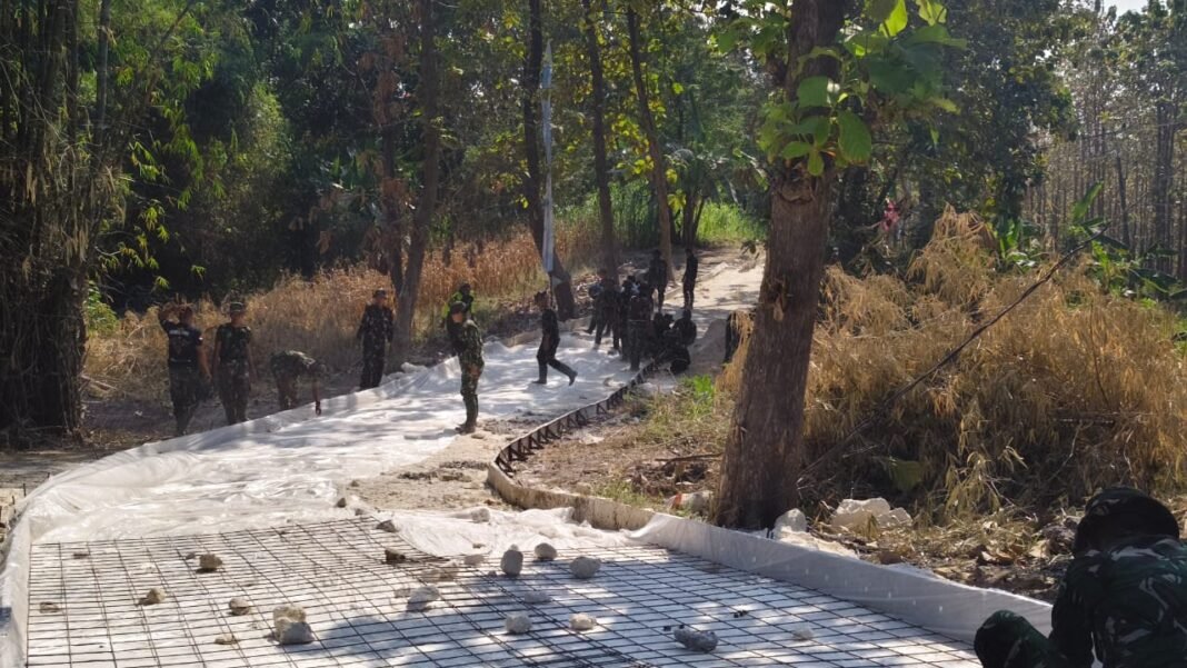 Satgas TMMD dan Warga Bersinergi Memperkuat Jalan Rabat Beton di Desa Tlemang