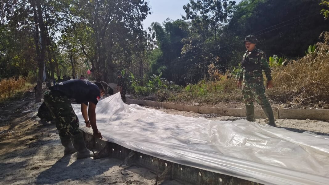 Persiapan Pengecoran Rabat Beton, Satgas TMMD Ke-129 Perkuat Perekonomian Desa
