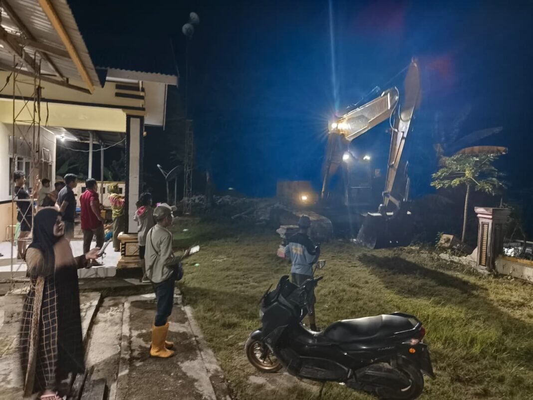 Kedekatan TNI dan Warga di TMMD Ke-129 Desa Umbele