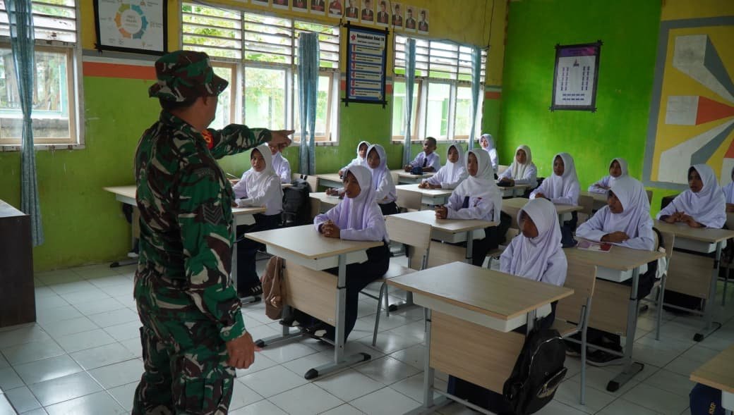 Antusiasme Siswa SMPN 2 Bungku Selatan dalam Edukasi Program TMMD