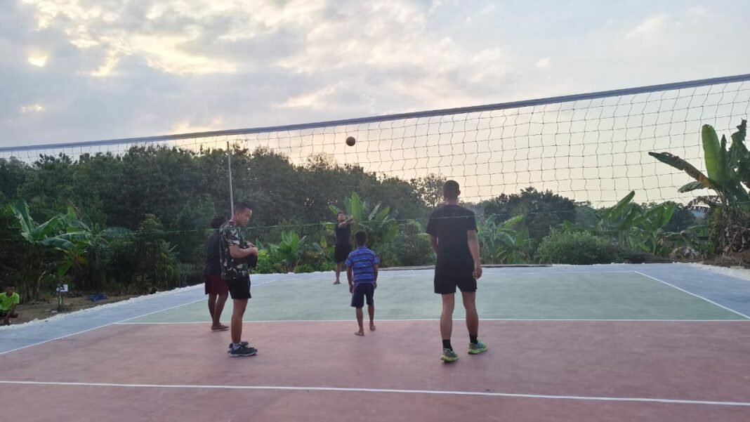 Hidupkan Semangat Pemuda Desa, Satgas TMMD Ke-129 Kodim 0812/Lamongan Benahi Lapangan Voli