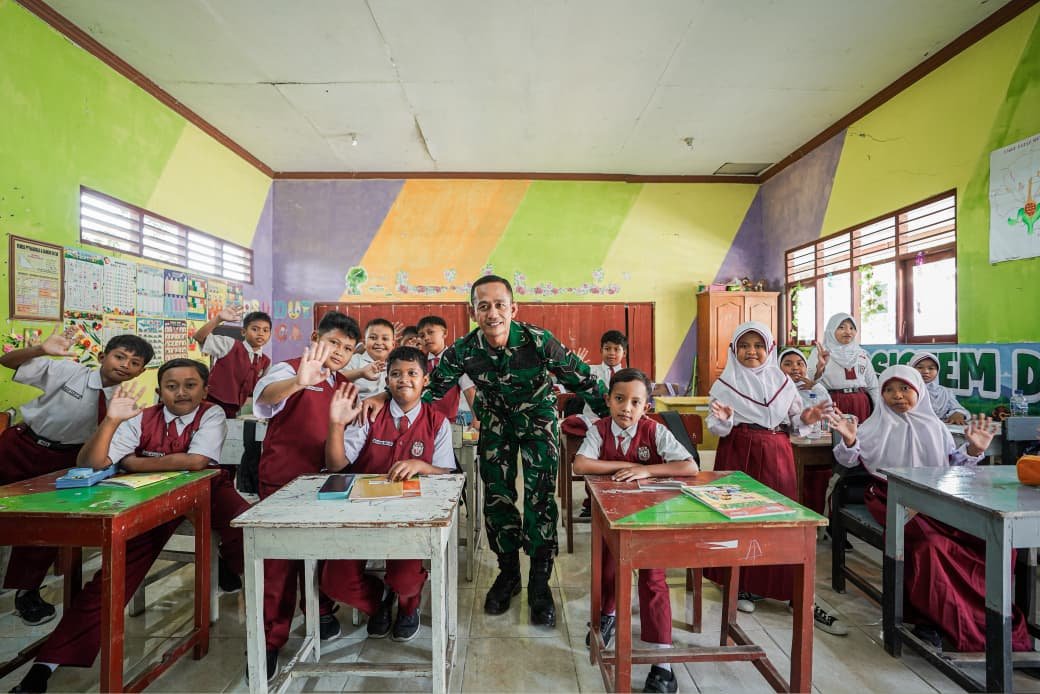 Satgas TMMD 129 Ajak Siswa SDN 1 Tlemang Mempelajari Wawasan Kebangsaan Sejak Dini