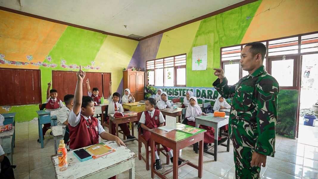 Suasana Belajar yang Berbeda, Satgas TMMD 129 di SDN 1 Tlemang