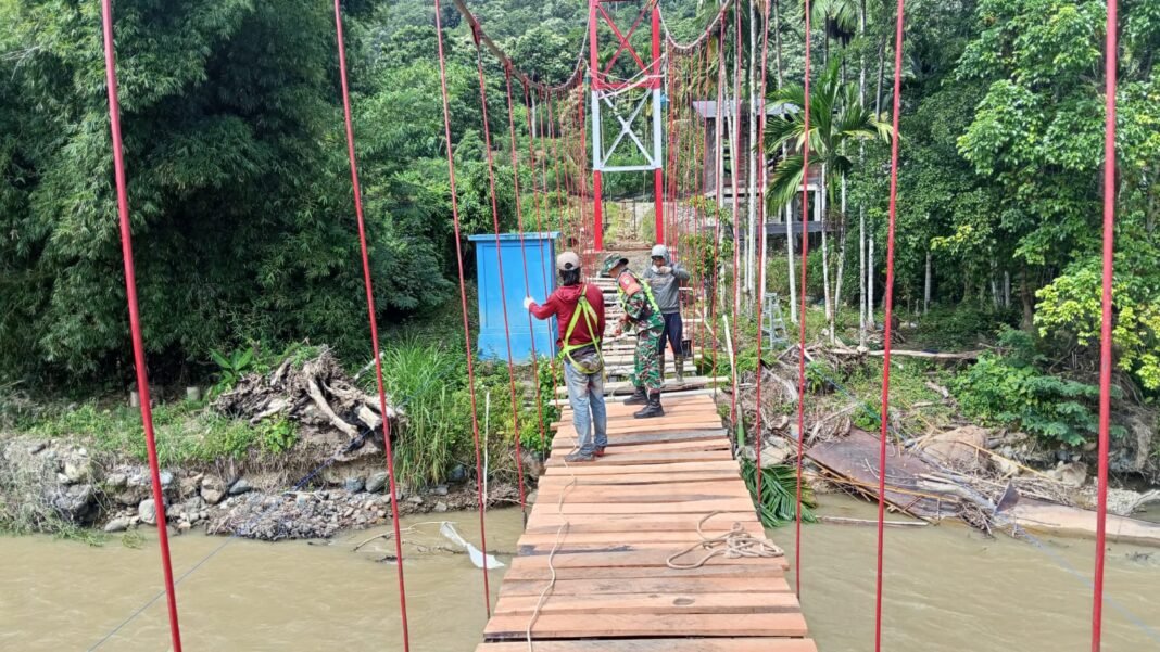 Sentuhan Akhir Jembatan Perintis Garuda, Satgas TNI Pasang Pengaman Tali Gantung