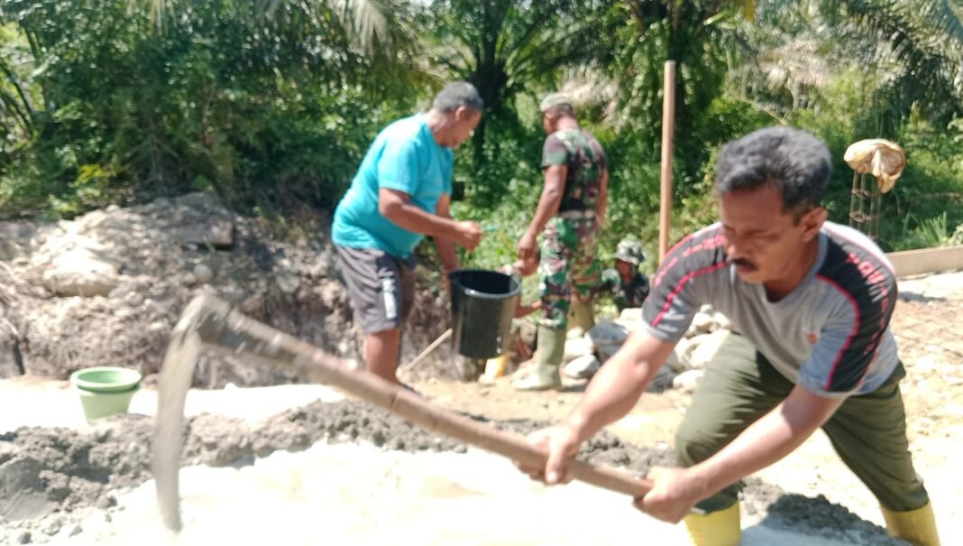 Di Bawah Terik Matahari, Kodim 0118/Subulussalam Kebut Pembangunan Jembatan Garuda