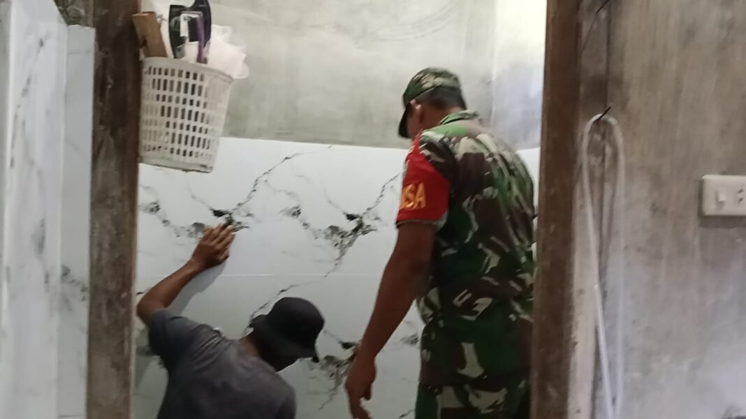 Babinsa Koramil 03/Setia Bakti Bantu Warga Pasang Keramik Rumah, Wujud Kepedulian di Wilayah Binaan