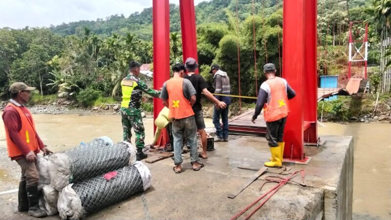 Satgas TNI Pasang Bronjong Perkuat Oprit Jembatan Gantung Perintis Garuda di Nagan Raya
