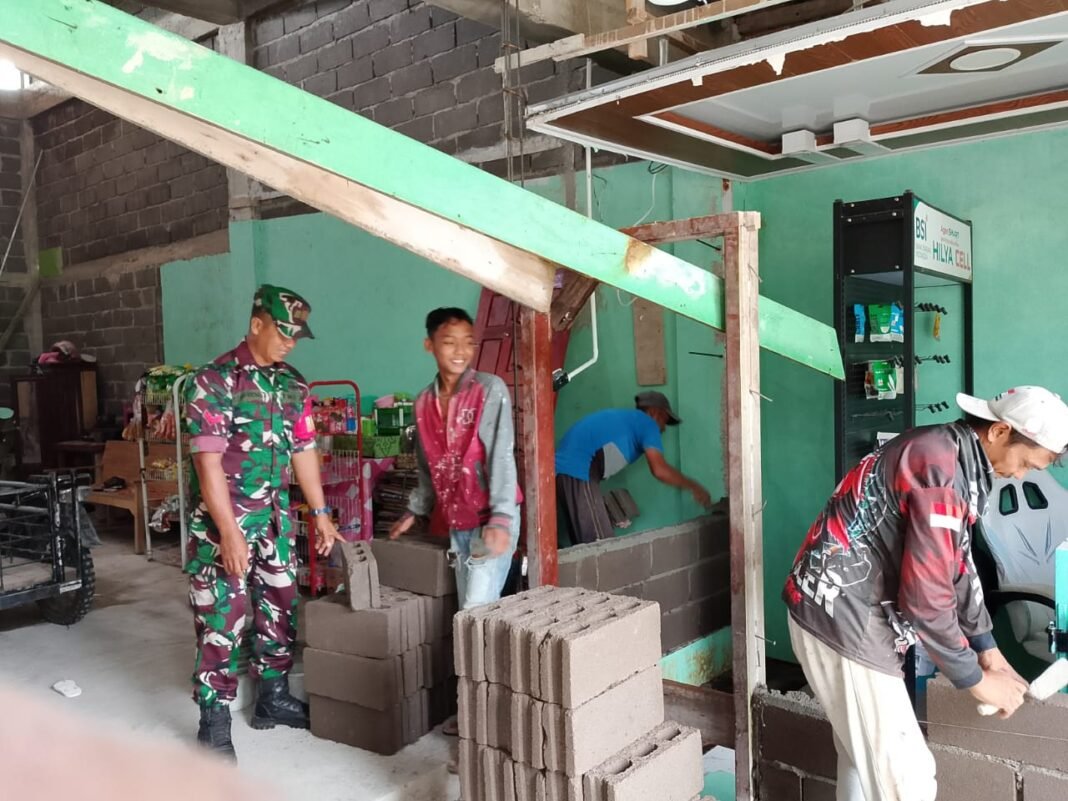 Babinsa Koramil 05/Panga Bantu Warga Bangun Kios, Wujud Kepedulian melalui Karya Bakti
