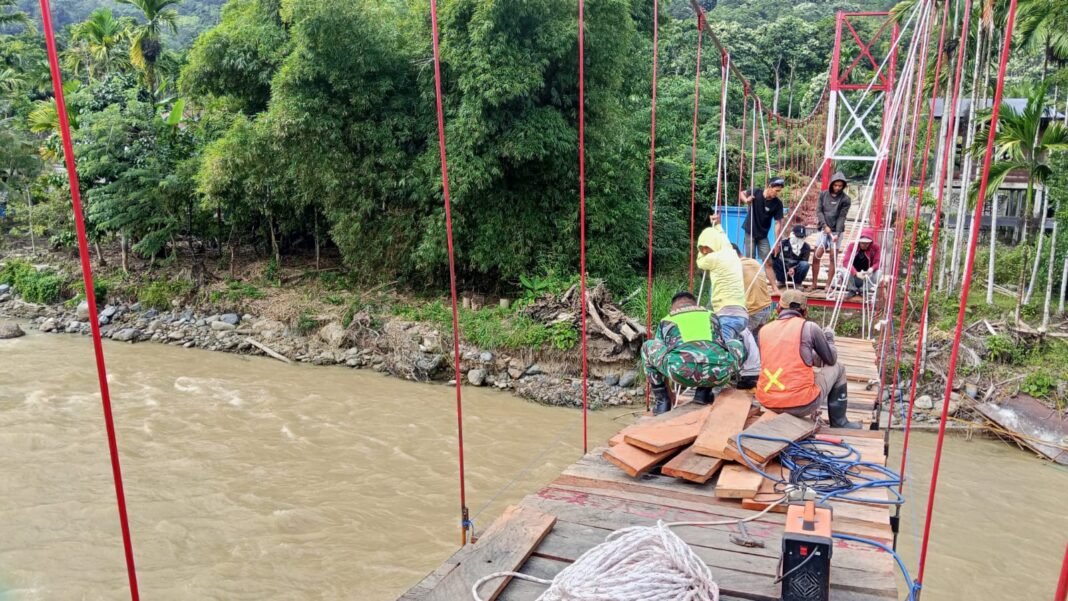 Tahap Akhir Jembatan Gantung Perintis Garuda Dikebut, TNI dan Warga Pasang Lantai Jembatan