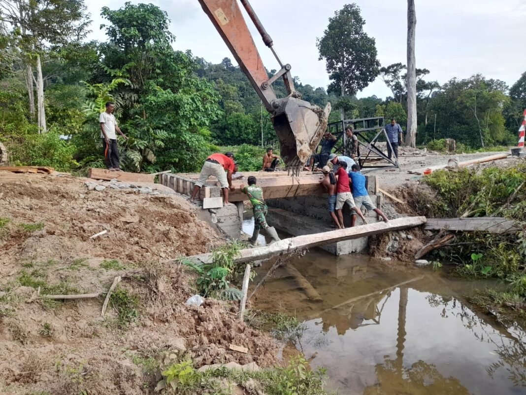 Satgas TMMD Ke-129 Kodim 0114/Aceh Jaya Lanjutkan Pembangunan Jembatan Kayu 4×6