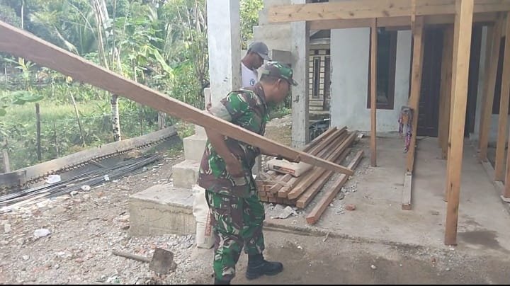 Karya Bakti Babinsa Panga Ringankan Pekerjaan Warga di Tengah Risiko Kerja Ketinggian