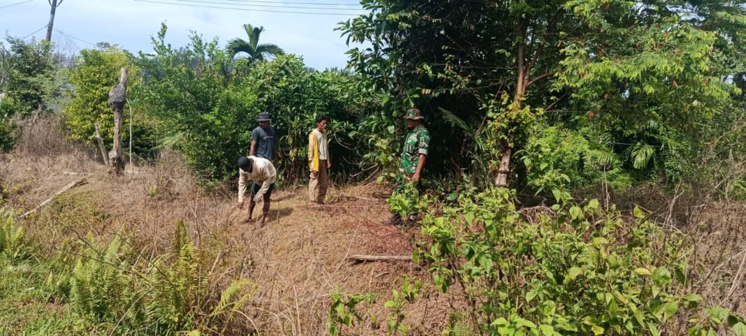 Cegah Karhutla, Babinsa Setia Bakti Sosialisasikan Bahaya Pembakaran Hutan kepada Warga