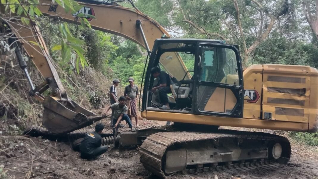 Upaya Pemeliharaan Excavator oleh Satgas TMMD ke-129 di Bone