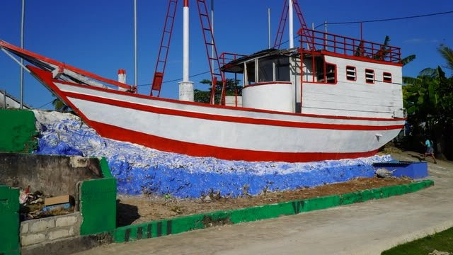 Pengecatan Miniatur Perahu Kayu Selesai di Umbele