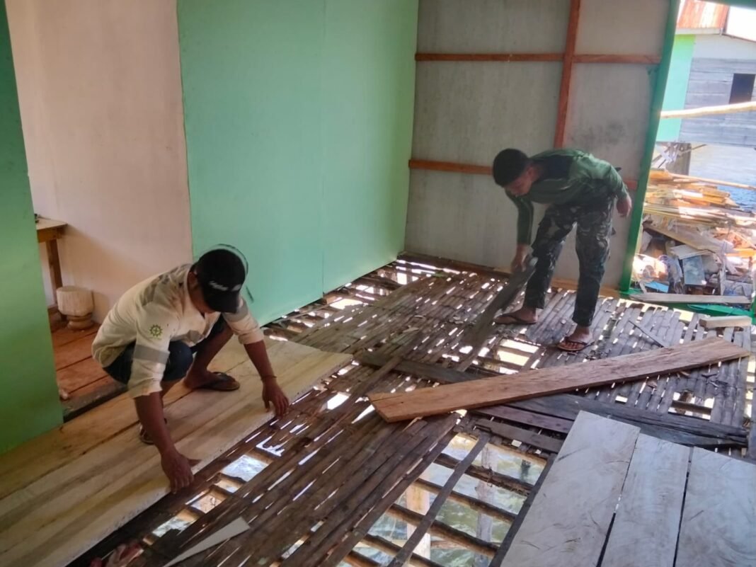 Satgas TMMD Lakukan Pemasangan Lantai di RTLH Nardianto