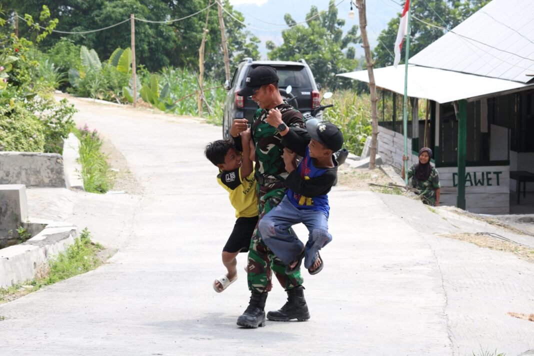 Keceriaan Anak Desa Tlemang Bersama TNI: Darmono dan Fais