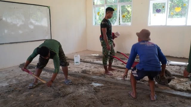 Progres Pengecoran di SDN Polewali oleh Satgas TMMD