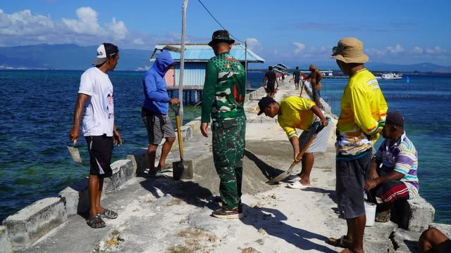 Kolaborasi Satgas TMMD dan Masyarakat dalam Pengecoran Dermaga