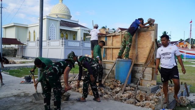 Gotong Royong dalam Pembangunan Gapura TMMD di Desam Umbele