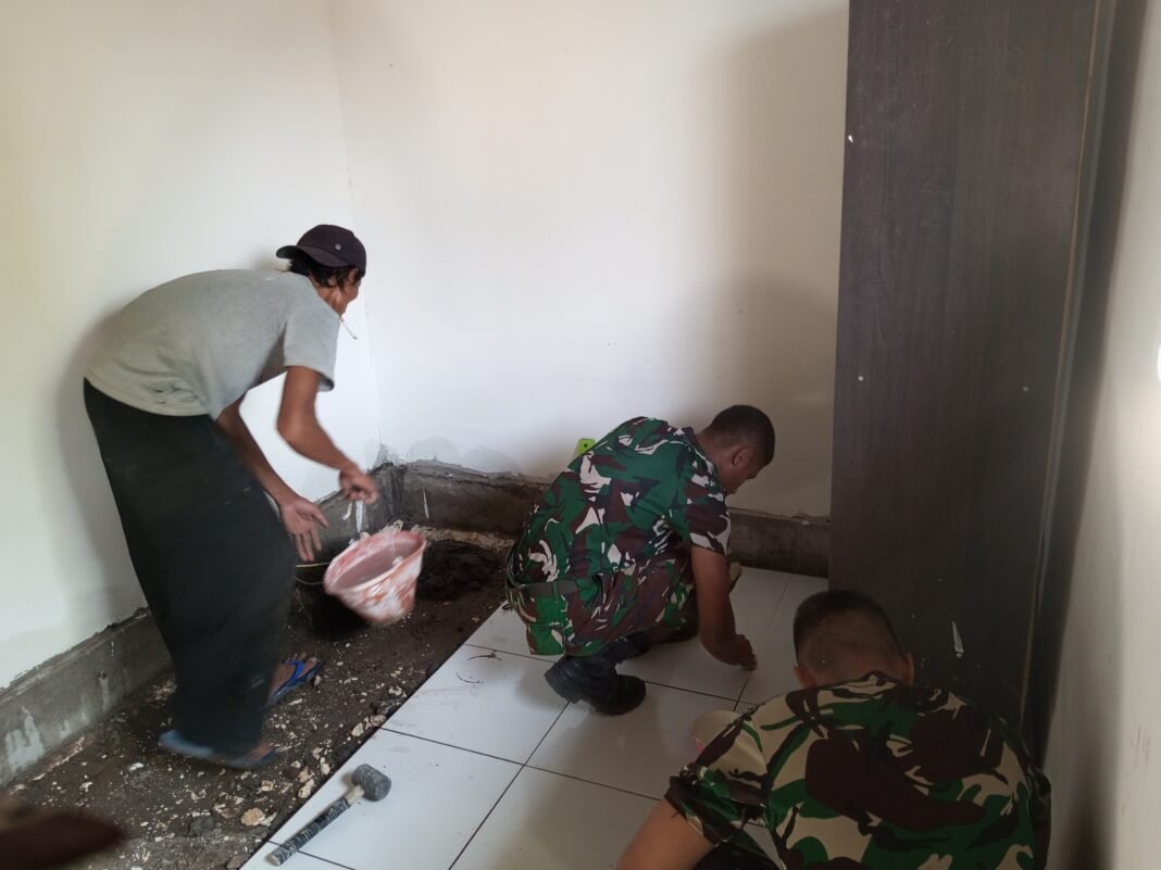 Keberhasilan Pemasangan Keramik di RTLH Ibu Tini dalam TMMD Ke-129
