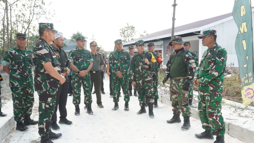 Ketua Tim Wasev TMMD Ke-129 Tinjau Progres Jalan Rabat Beton Di Desa Tlemang