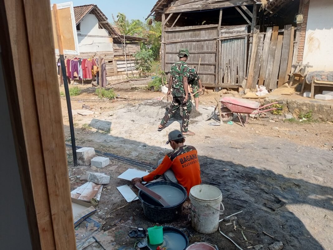 Satgas TMMD Kodim 0813/Bojonegoro Pasang Keramik di RTLH Ibu Tini