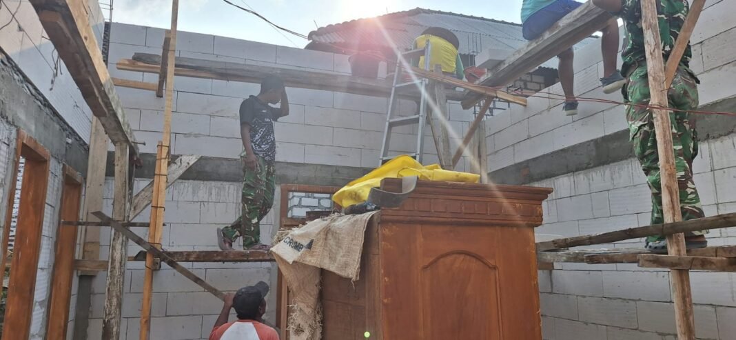 Menembus Batas, Menyemaikan Asa: Satgas TMMD 129 Kodim 0812 Lamongan Turun Tangan Susun Bata Rumah Nurhayati