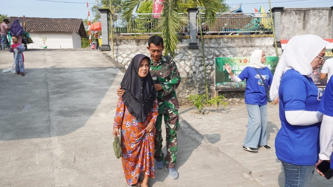 Tuntun Langkah Lansia, Sentuhan Humanis Serma Edi Warnai Pelayanan Kesehatan Nonfisik TMMD 129 Kodim 0812/Lamongan