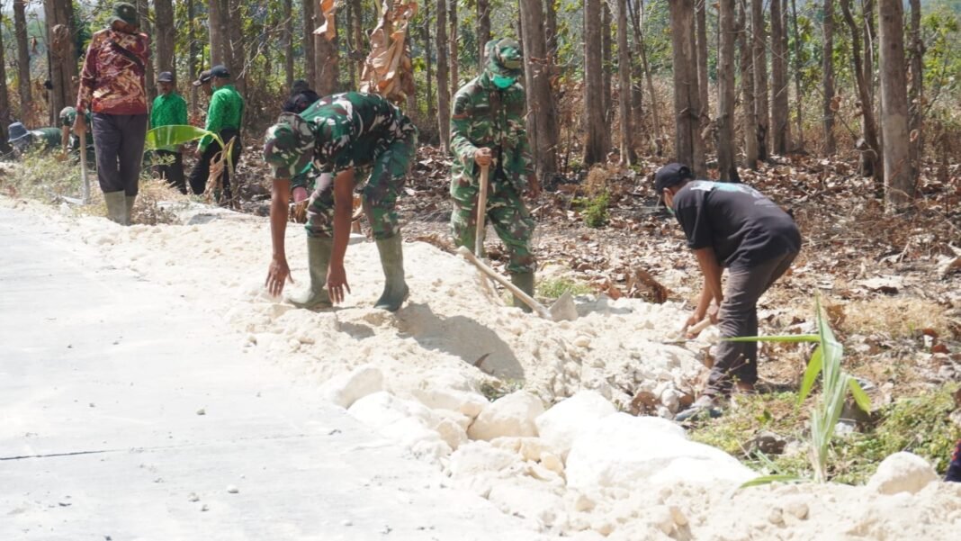 Membangun Jalan Bersama: TNI dan Warga Desa Tlemang Mewujudkan Gotong Royong