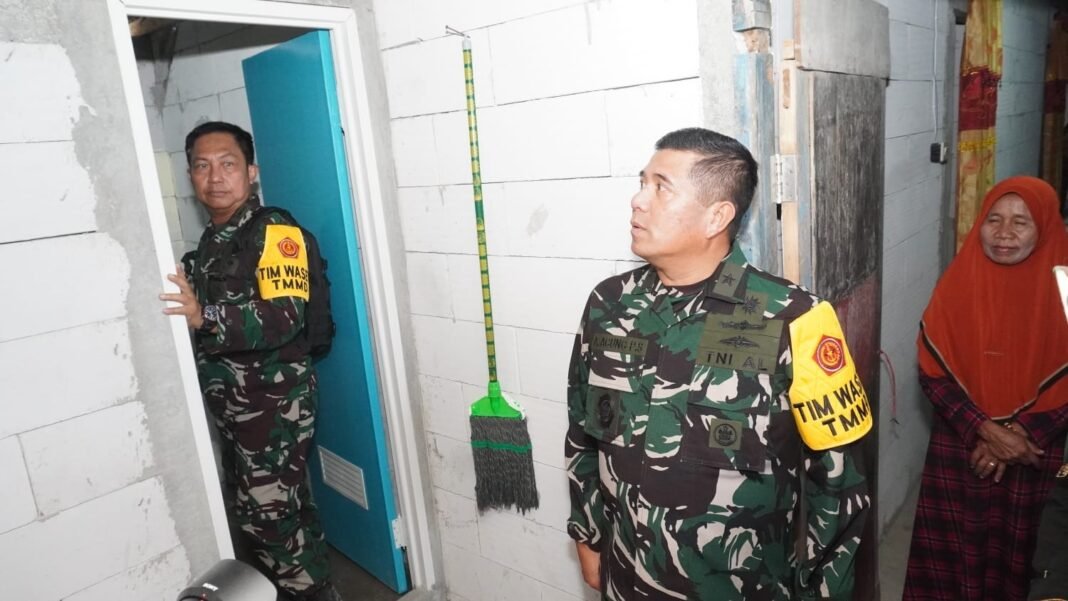 Pekerjaan Dinding dan Atap Rumah Ibu Kemi Diganjar Apresiasi oleh Ketua Tim Wasev TMMD 129