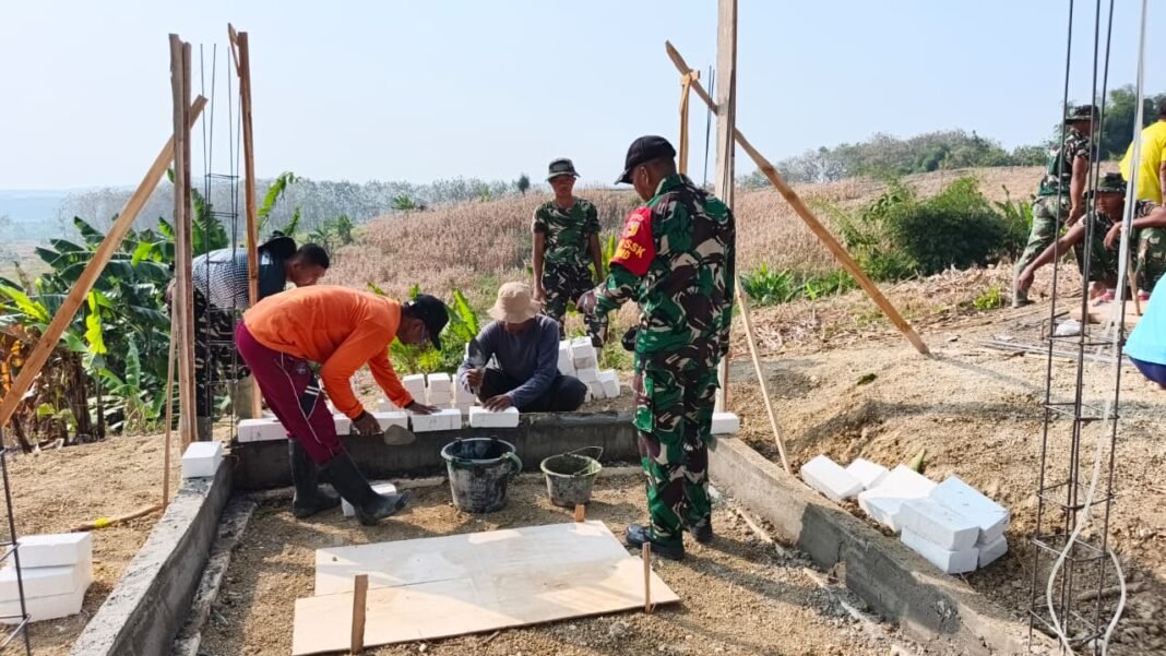 Danki Satgas TMMD 129 Perhatikan Detil Pembangunan Tandon Air Bersih di Dusun Bakon