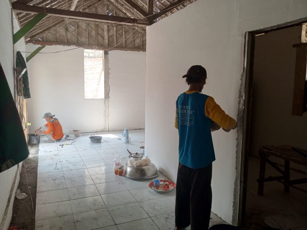 Satgas TMMD Awali Pengecatan RTLH Bapak Kardo, Menyongsong Tahap Finishing